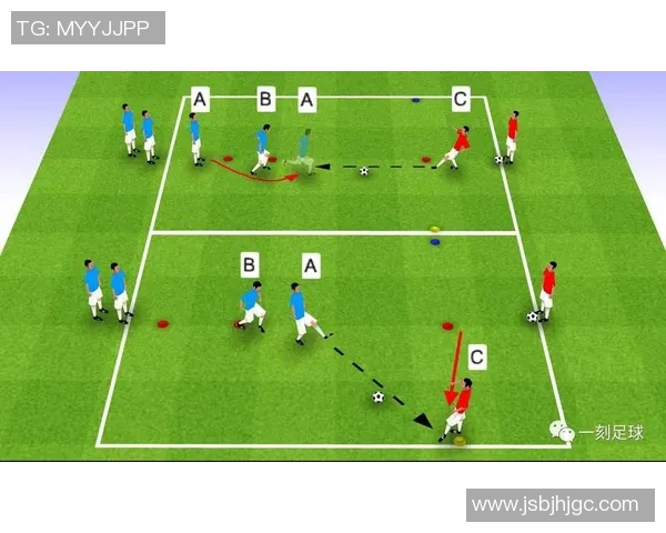 足球明星展现技巧用球拍拍球的精彩瞬间与训练心得分享