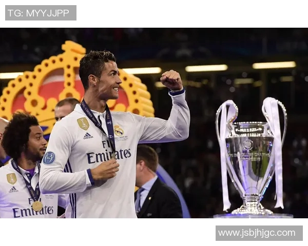 足球巨星C罗在赛场上的精彩瞬间与踢球姿态全景展示